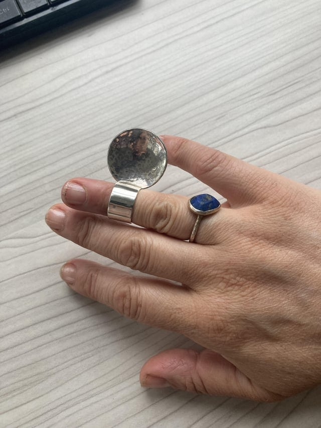 Серебряное кольцо, прикрепленное к небольшой чаше