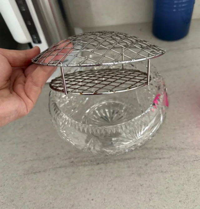 «Я нашел это у бабушки дома: стеклянная ваза с металлической решеткой внутри»