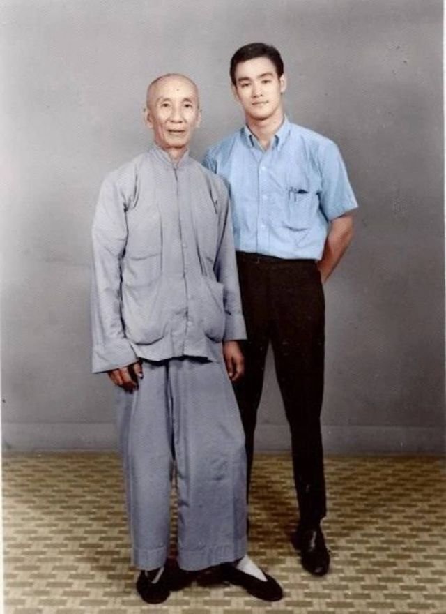 Брюс Ли со своим учителем Ип Маном. 60-е.