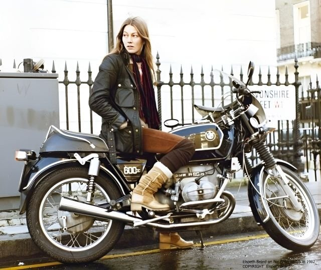 Элспет Бирд - первая англичанка совершившая кругосветное путешествие на мотоцикле. На фото со своим железным конем BMW R60/6, 1980-е.
