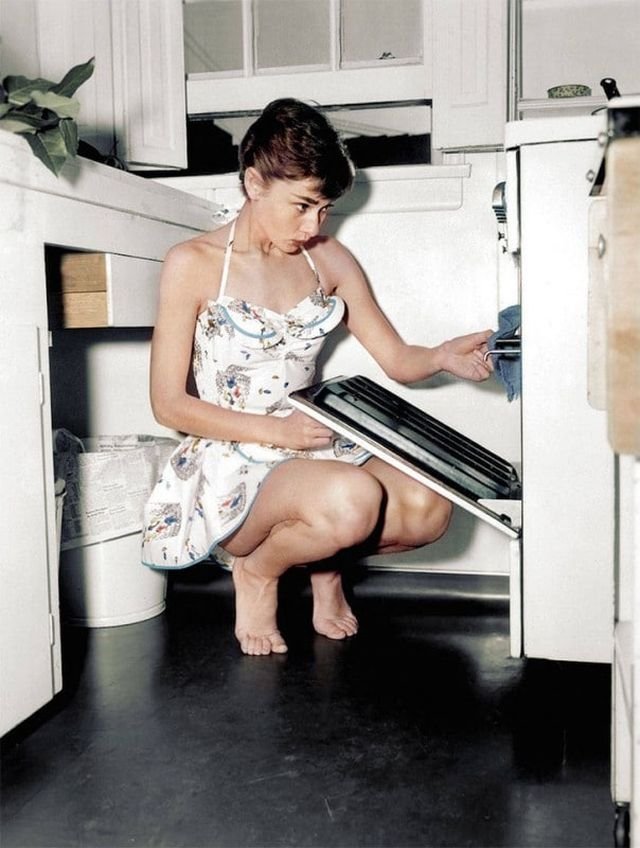 Одри Хепбёрн на своей кухне, 1950-е.