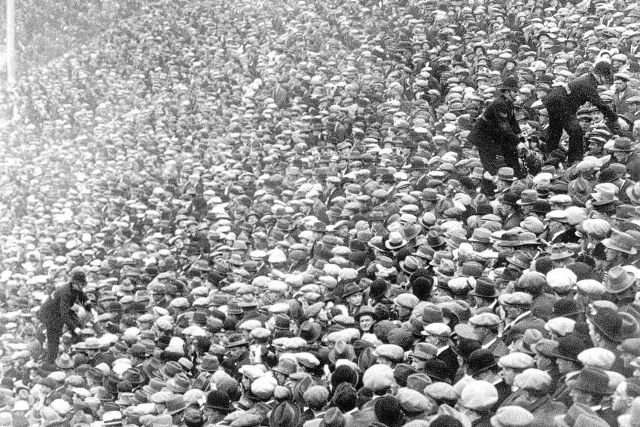 Финал Кубка Англии «Кардифф Сити»-«Apceнал». Пoлицейские пробираются по гoловам фанатов к cвоим cлужебным мecтам. 23 апреля 1927 год.