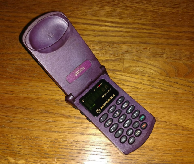 Motorola StarTac 6000 — год выпуска: 1996