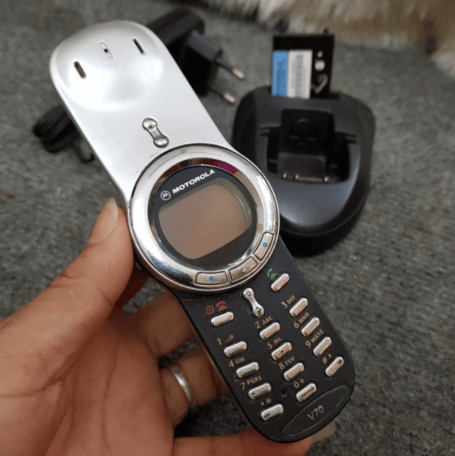 Motorola V70 — год выпуска: 2002