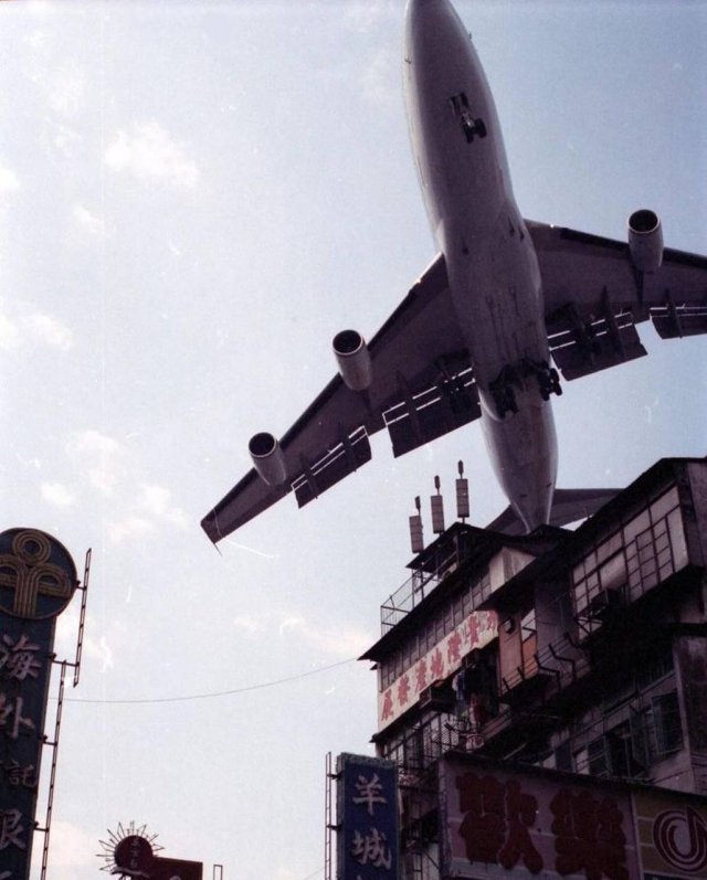 Фотографии из аэропорта Кайтака, который закрыли в 1998 году