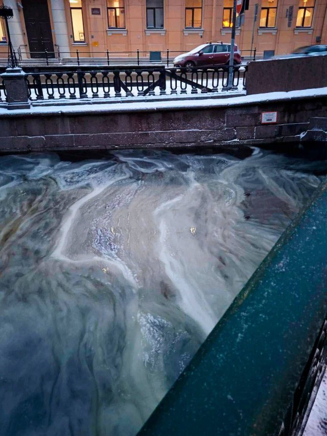 В Санкт-Петербурге в реках и каналах образовалась снежура