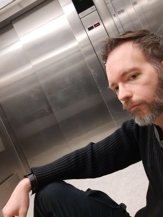 Я застрял в лифте, и я совсем один в здании