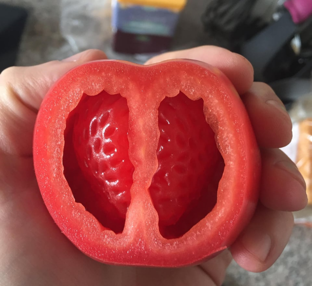 Этот помидор внутри похож на настоящую клубнику.