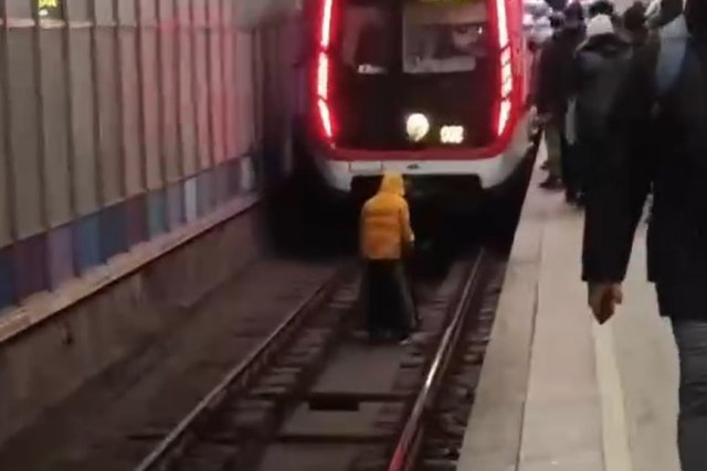 Не оставайтесь равнодушными: пассажир помог упавшей на рельсы в метро женщине