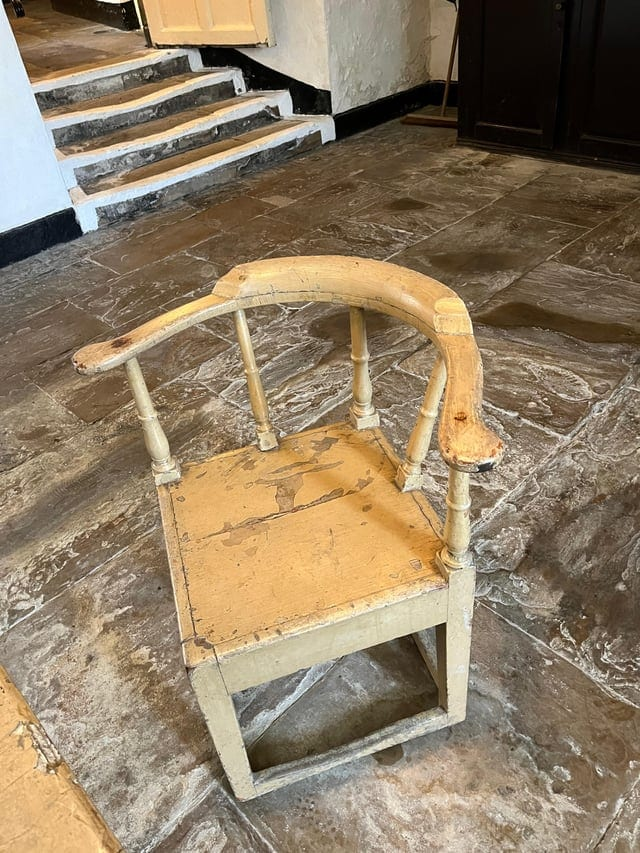 Угловой стул в английском георгианском стиле, сделанный примерно в последней четверти XVIII века. Найден в замке Рэби в графстве Дарем