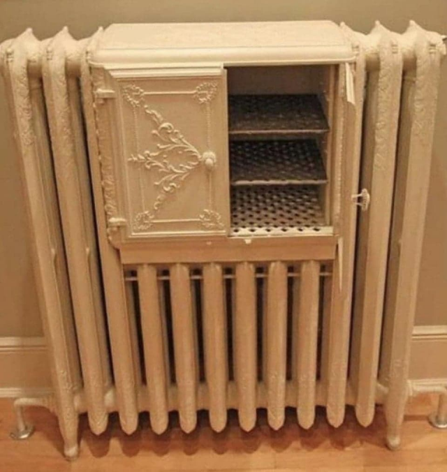 Квартирный паровой радиатор 1890-х годов со встроенным подогревателем еды