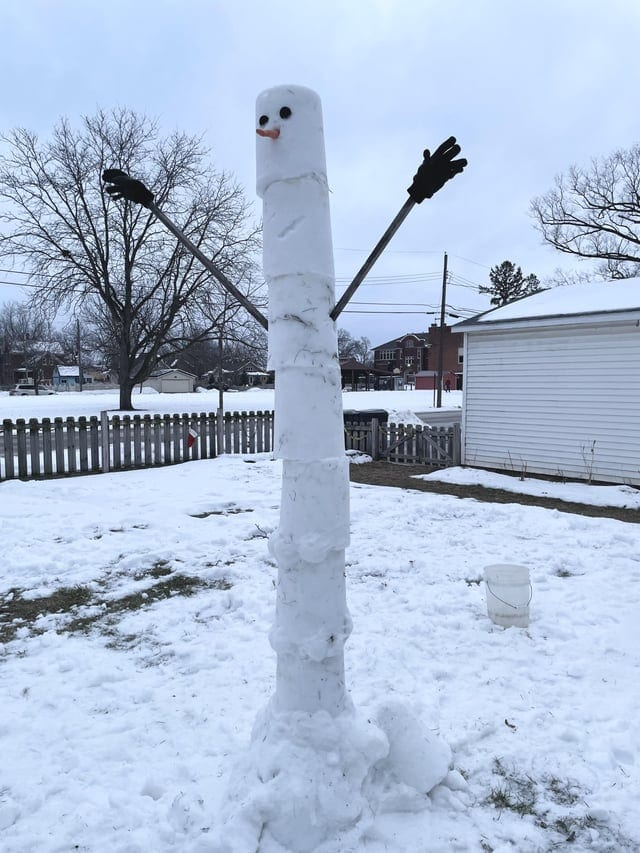 Худой и высокий снеговик, сделанный с помощью ведра