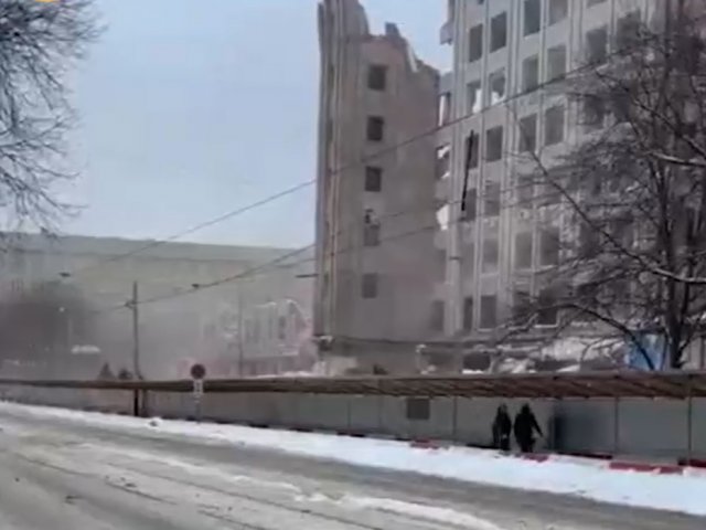 Второй день рождения: часть стены рухнула при сносе здания в Москве