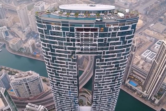 Экстремал первым в мире спрыгнул с небоскреба в Дубае, разогнавшись при помощи дрона по бассейну