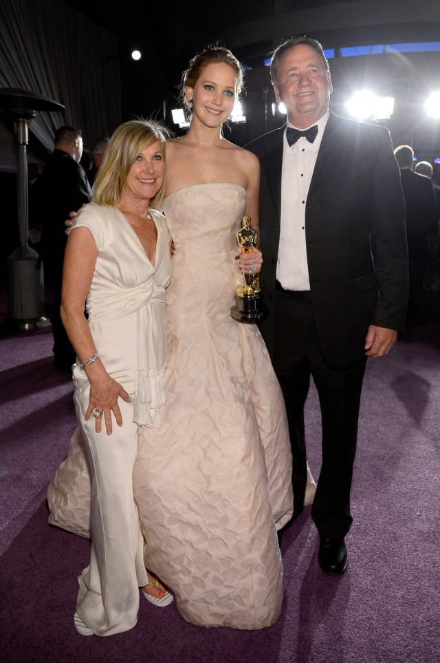 Дженнифер Лоуренс со своим «Оскаром» и родителями в 2013 году
