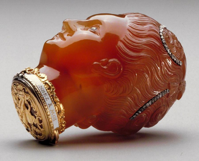 Агатовая мужская табакерка в форме женской головы. Подарок по заказу дамы своему возлюбленному, 18 век