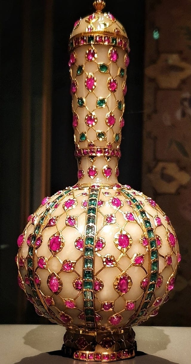 Фляга Великих Моголов 17 века из нефрита и золота, украшенная изумрудами и рубинами