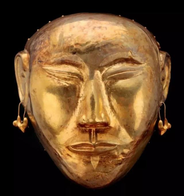 Золотая погребальная маска с серьгами, Монголия или Северный Китай, династия Ляо, 916–1125 годы нашей эры