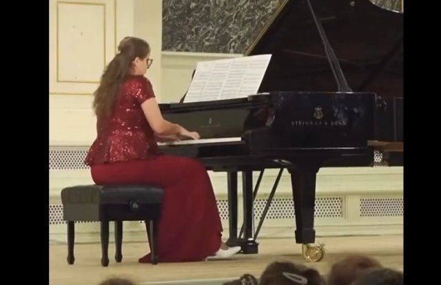 Пианистка попала в неприятную историю на концерте