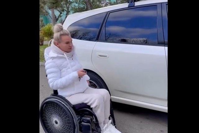 Девушка на коляске не сломалась из-за обстоятельств и тяжелых проблем