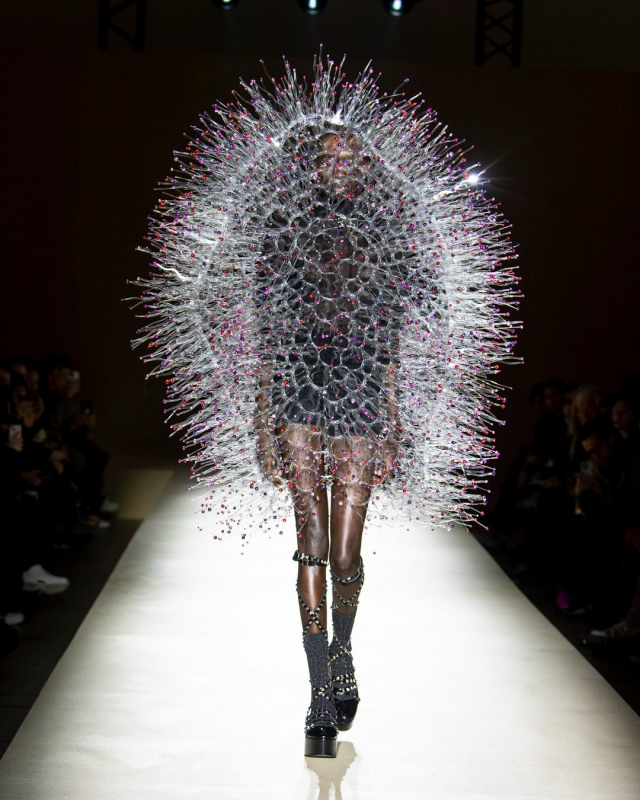 Японский дизайнер Кей Ниномия представила своё странное творение на показе мод в Париже, зима 2023 год