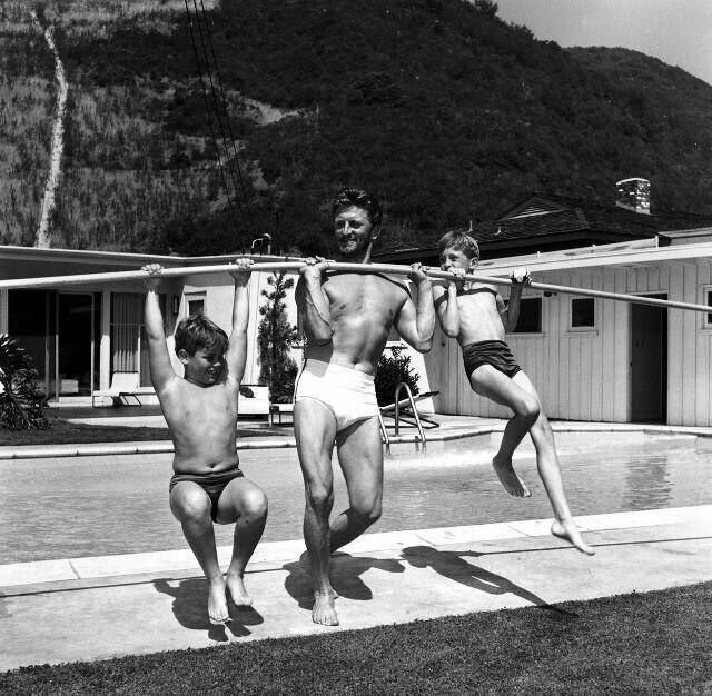 Киpк Дуглас с сыновьями Джоэлем и Maйклом, 1955 год.