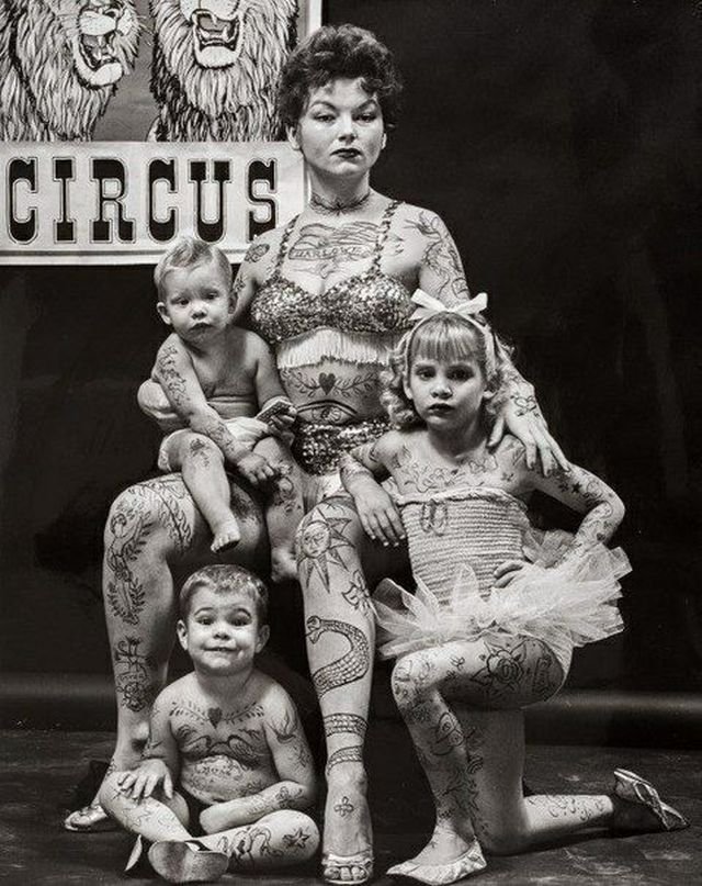 Тaтуированная цирковaя семья, мaть и дети, 1965 год.