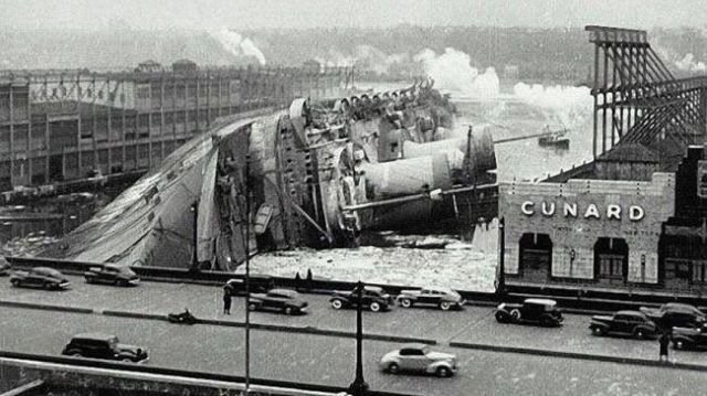 Крушение трансатлантического лайнера «Нормандия» около нью-йоркского пирса, февраль 1942 года.