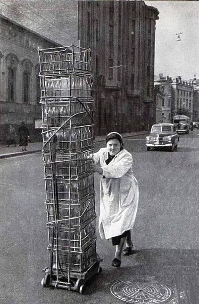 Приёмщица стеклотары. Москва, 1950-е.