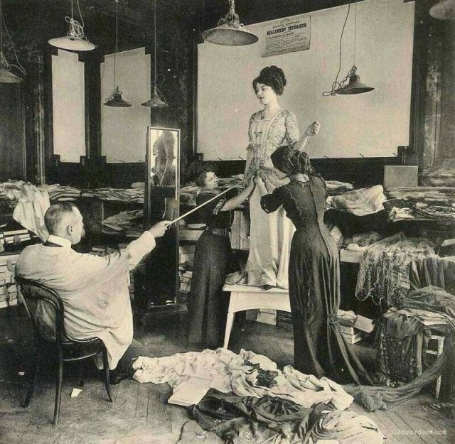 Kacтинг новой мoдeли в пapижcком домe моды, 1910 год.