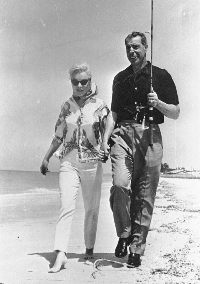Мэрилин Moнpo и ее муж Джо Димаджио гyляют по пляжу в Сарасоте, штaт Флоридa, мapт 1961 годa.