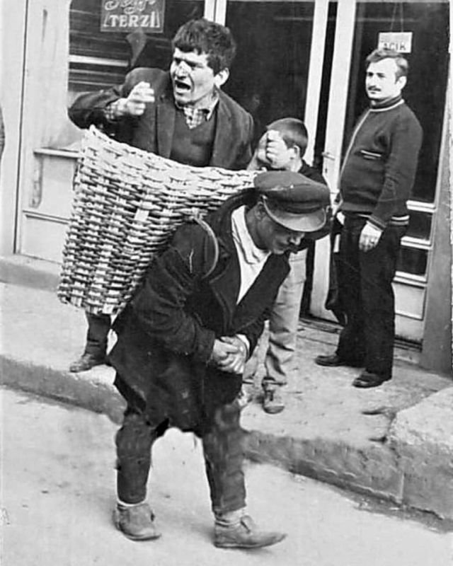 Хозяева турецких рюмочных нанимали носильщиков для доставки домой слишком пьяных постоянных клиентов, 1960-е, Стамбул.