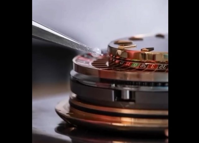 Компания Jacob &amp; Co выпустила необычные часы-рулетку со встроенной рулеткой за 25 миллионов