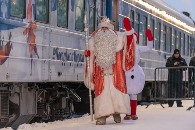 Поезд Деда Мороза (звуки паровоза напугали Петербург)
