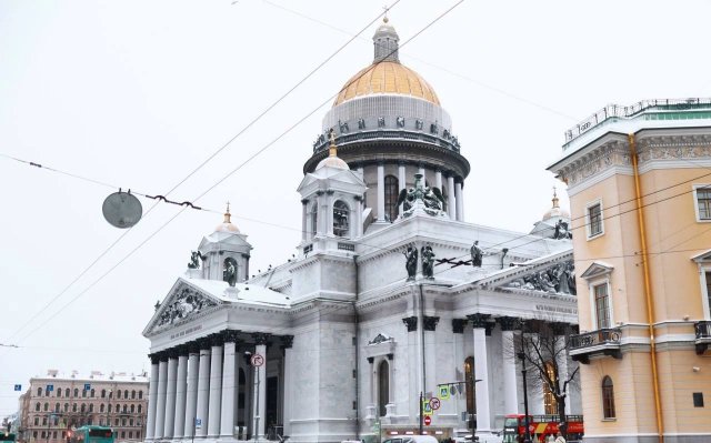 В Петербурге изменился цвет Исаакиевского собора