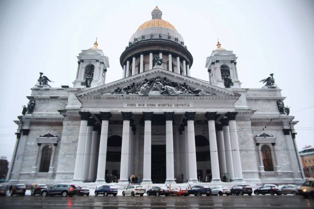 В Петербурге изменился цвет Исаакиевского собора