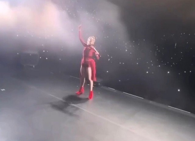 Скрипачка Линдси Стирлинг на концертах устраивает световые шоу со зрителями