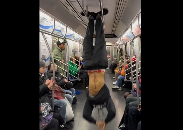Как им весело кататься в метро