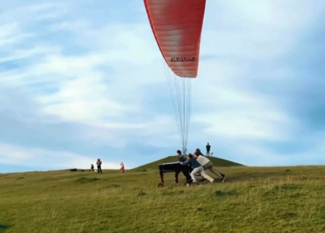 Музыкант Луис Кардосо исполнил свою новую песню «Fly» на летящем фортепиано