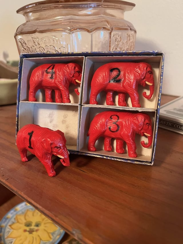 Странные фигурки в форме слонов с нарисованными на них цифрами. Легко помещаются в руке