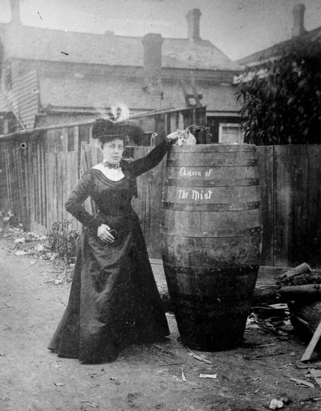 Энни Эдсон Тейлор - 63-летняя учительница и первая, кто выжил, преодолев Ниагарский водопад в бочке, в 1901 году.