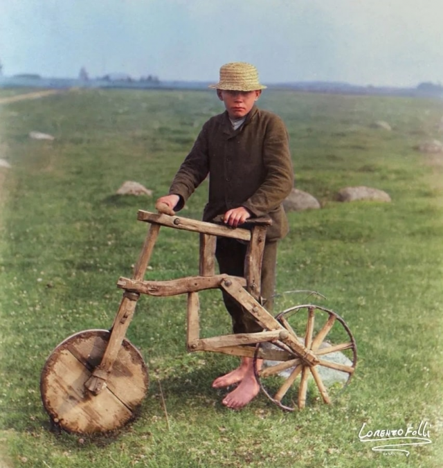 Эстонский мальчик и его собственный деревянный велосипед, 1912 год