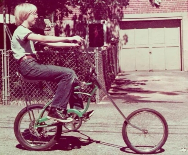 Мальчишка Билл Гейтс на своём любимом велосипеде
