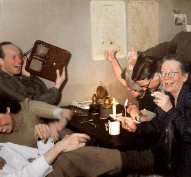 Члены голландского сопротивления празднуют новость о смерти Адольфа Гитлера, 1945 год.