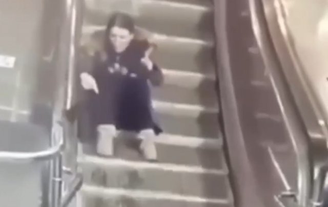 Почему нельзя сидеть на эскалаторе в метро - девушка чуть не лишилась жизни