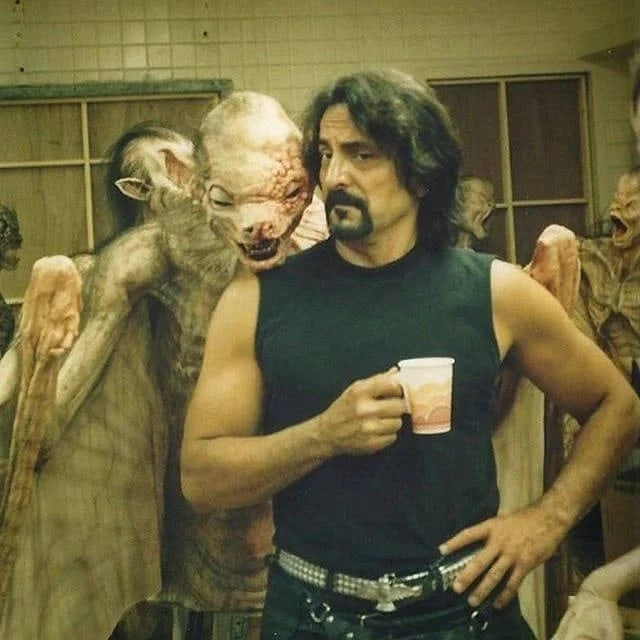Том Савини позирует с одним из вампиров за кадром фильма «От заката до рассвета» (1996)