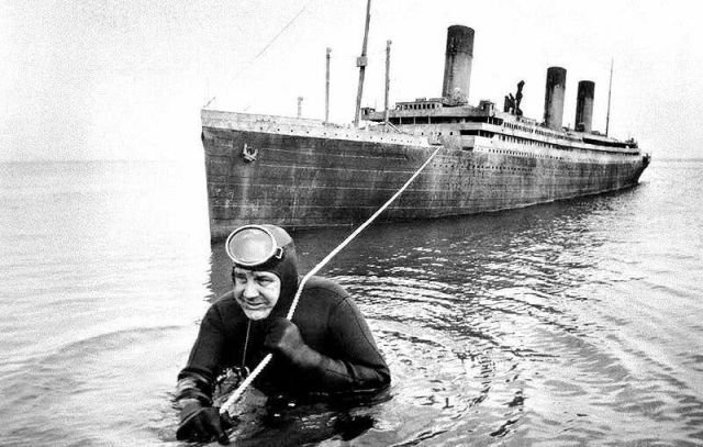 Профессиональный водолаз Кортни Браун буксирует 17-метровую масштабную модель на съемках фильма «Поднять Титаник», США, 1980 год.