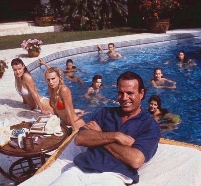 Хулио Иглесиас отдыхает в своем поместье, Майами, США, 1989 г.
