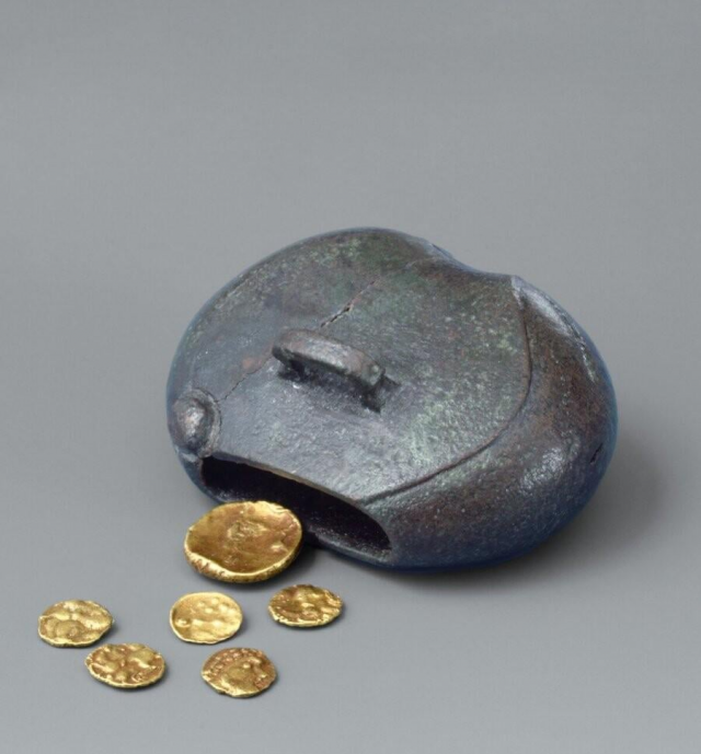 Небольшой бронзовый кошелёк с шестью золотыми монетами. Найден в кельтском городе Оппид