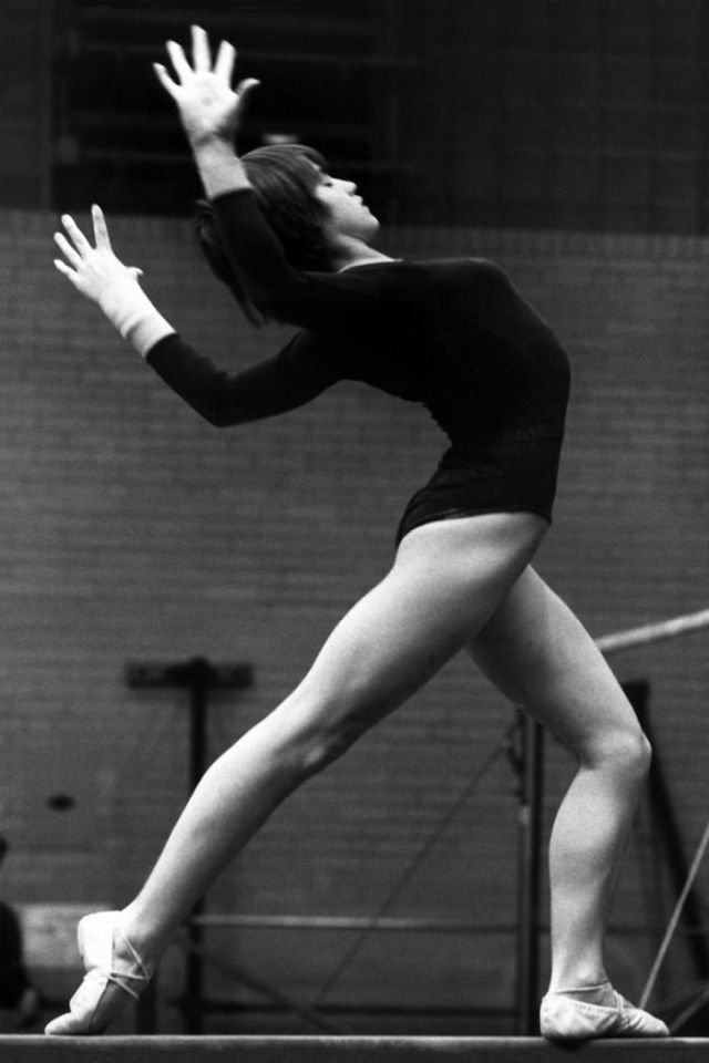 Румынская гимнастка Надя Команечи во время тренировки перед выступлением в Hartford Civic Center.1977г.